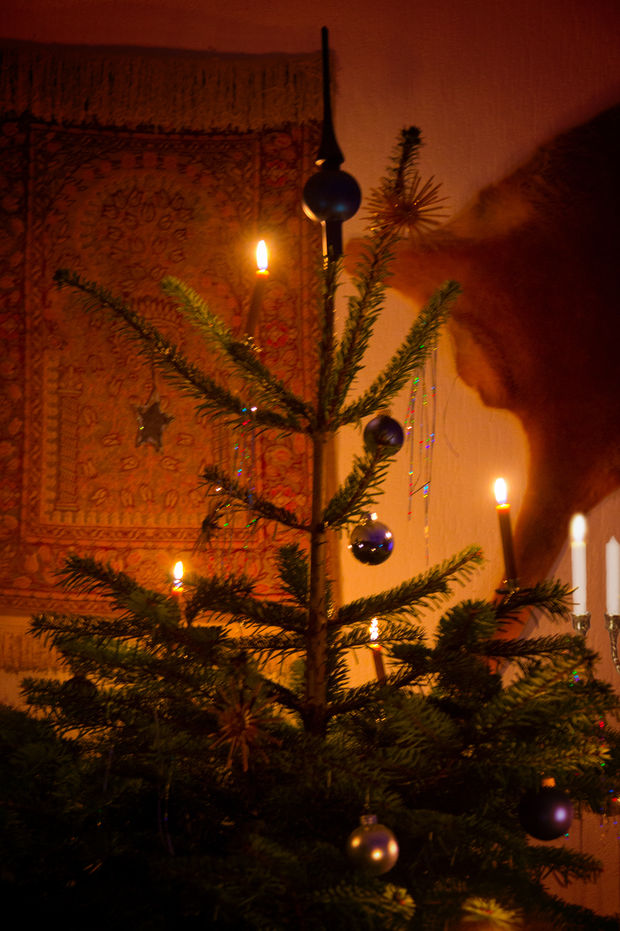 Weihnachtsbaum, Tanne, Schmuck, Gebetsteppich, Minora, Kerzen.